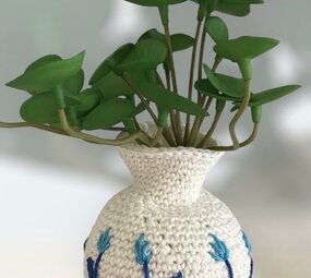 Byclaire Delfts blauw vaasje met geborduurde bloemen Byclaire Delfts blauw vaasje met geborduurde bloemen