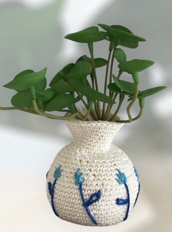 Byclaire Haakpatroon byClaire Delfts blauw vaasje met geborduurde bloemen Byclaire Haakpatroon byClaire Delfts blauw vaasje met geborduurde bloemen