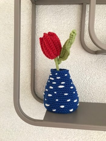 Byclaire Haakpatroon byClaire Delfts blauw vaasje met geribbelde tulp Byclaire Haakpatroon byClaire Delfts blauw vaasje met geribbelde tulp