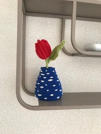 Byclaire Haakpatroon byClaire Delfts blauw vaasje met geribbelde tulp Byclaire Haakpatroon byClaire Delfts blauw vaasje met geribbelde tulp