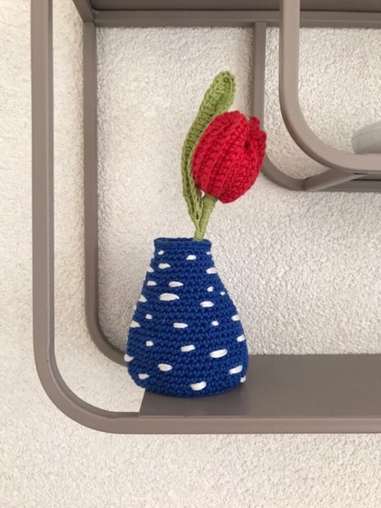 Byclaire Haakpatroon byClaire Delfts blauw vaasje met geribbelde tulp Byclaire Haakpatroon byClaire Delfts blauw vaasje met geribbelde tulp
