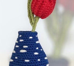 Byclaire Delfts blauw vaasje met geribbelde tulp Byclaire Delfts blauw vaasje met geribbelde tulp