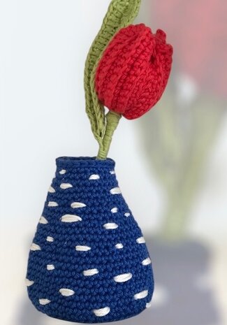 Byclaire Haakpatroon byClaire Delfts blauw vaasje met geribbelde tulp Byclaire Haakpatroon byClaire Delfts blauw vaasje met geribbelde tulp