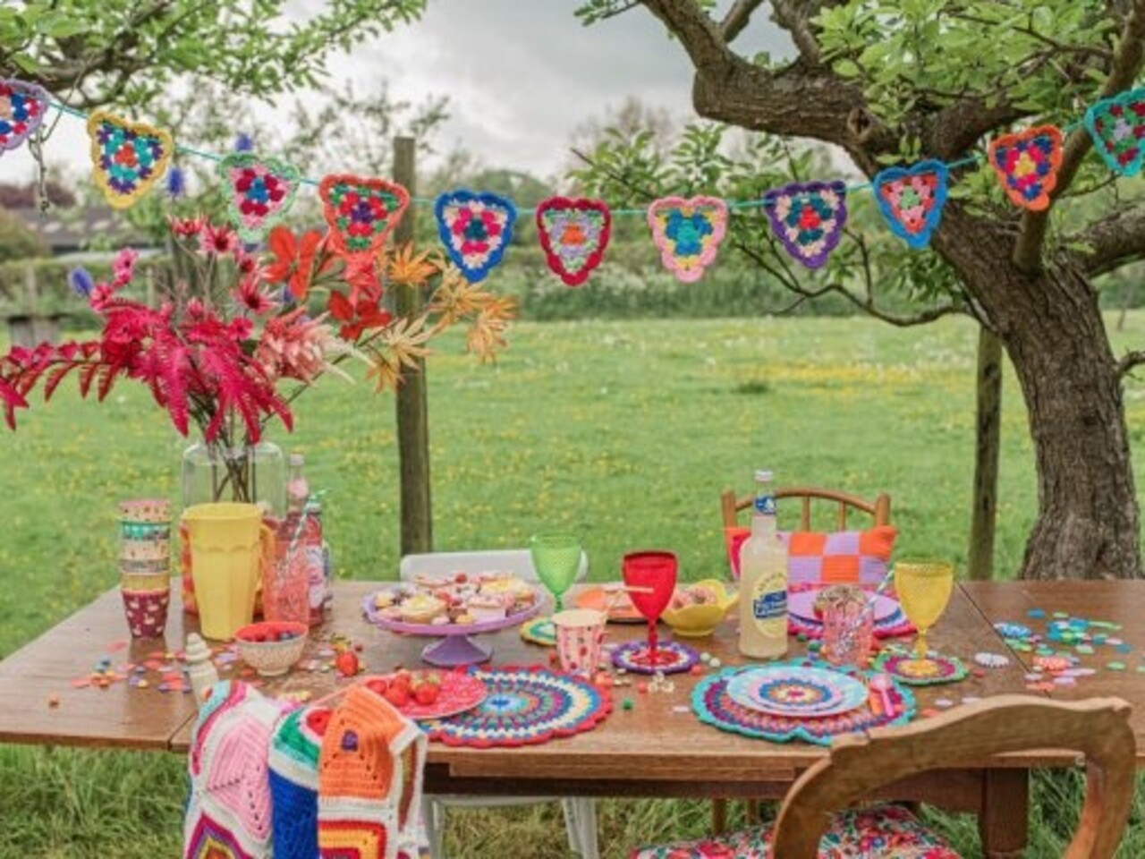 Durable Haakpakket Gratis Haakpatroon Gehaakte Party-set – Haak vlaggetjes en onderzetters met Durable Double Four Durable Haakpakket Gratis Haakpatroon Gehaakte Party-set – Haak vlaggetjes en onderzetters met Durable Double Four