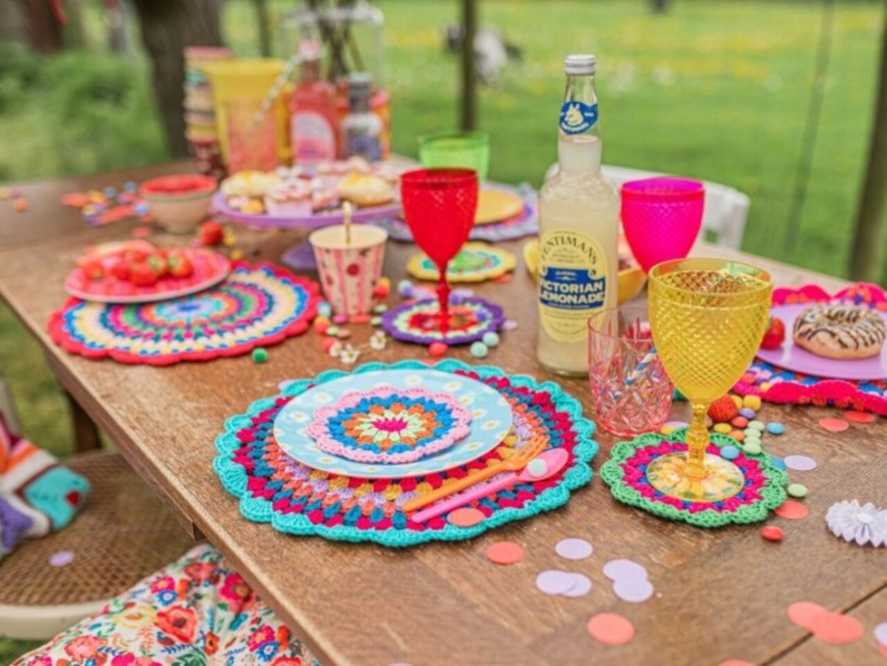 Durable Haakpakket Gratis Haakpatroon Gehaakte Party-set – Haak vlaggetjes en onderzetters met Durable Double Four Durable Haakpakket Gratis Haakpatroon Gehaakte Party-set – Haak vlaggetjes en onderzetters met Durable Double Four