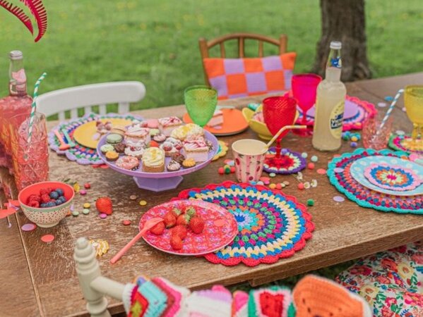 Durable Haakpakket Gratis Haakpatroon Gehaakte Party-set – Haak vlaggetjes en onderzetters met Durable Double Four Durable Haakpakket Gratis Haakpatroon Gehaakte Party-set – Haak vlaggetjes en onderzetters met Durable Double Four