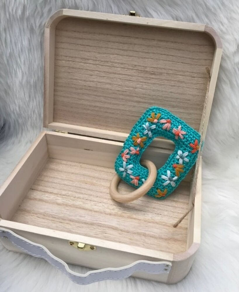 Byclaire Haakpatroon ByClaire Bijtring rechthoek met geborduurde bloemen