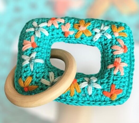 Byclaire Haakpatroon ByClaire Bijtring rechthoek met geborduurde bloemen