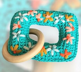 Byclaire Haakpakket Bijtring rechthoek met geborduurde bloemen Byclaire Haakpakket Bijtring rechthoek met geborduurde bloemen