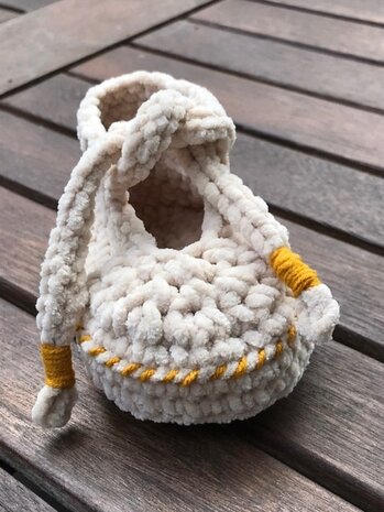 Byclaire Haakpatroon ByClaire Slofjes met sluitkoordjes Byclaire Haakpatroon ByClaire Slofjes met sluitkoordjes