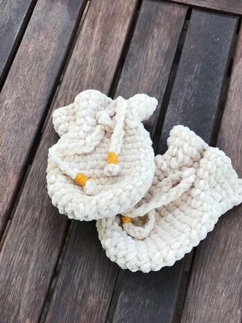 Byclaire Haakpakket byClaire Slofjes en Wantjes met sluitkoordjes Byclaire Haakpakket byClaire Slofjes en Wantjes met sluitkoordjes