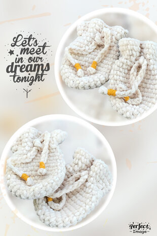 Byclaire Haakpakket byClaire Slofjes en Wantjes met sluitkoordjes Byclaire Haakpakket byClaire Slofjes en Wantjes met sluitkoordjes