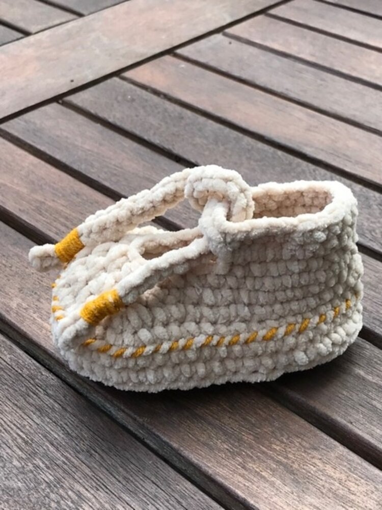 Byclaire Haakpakket byClaire Slofjes en Wantjes met sluitkoordjes Byclaire Haakpakket byClaire Slofjes en Wantjes met sluitkoordjes