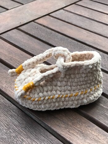 Byclaire Haakpakket byClaire Slofjes en Wantjes met sluitkoordjes Byclaire Haakpakket byClaire Slofjes en Wantjes met sluitkoordjes