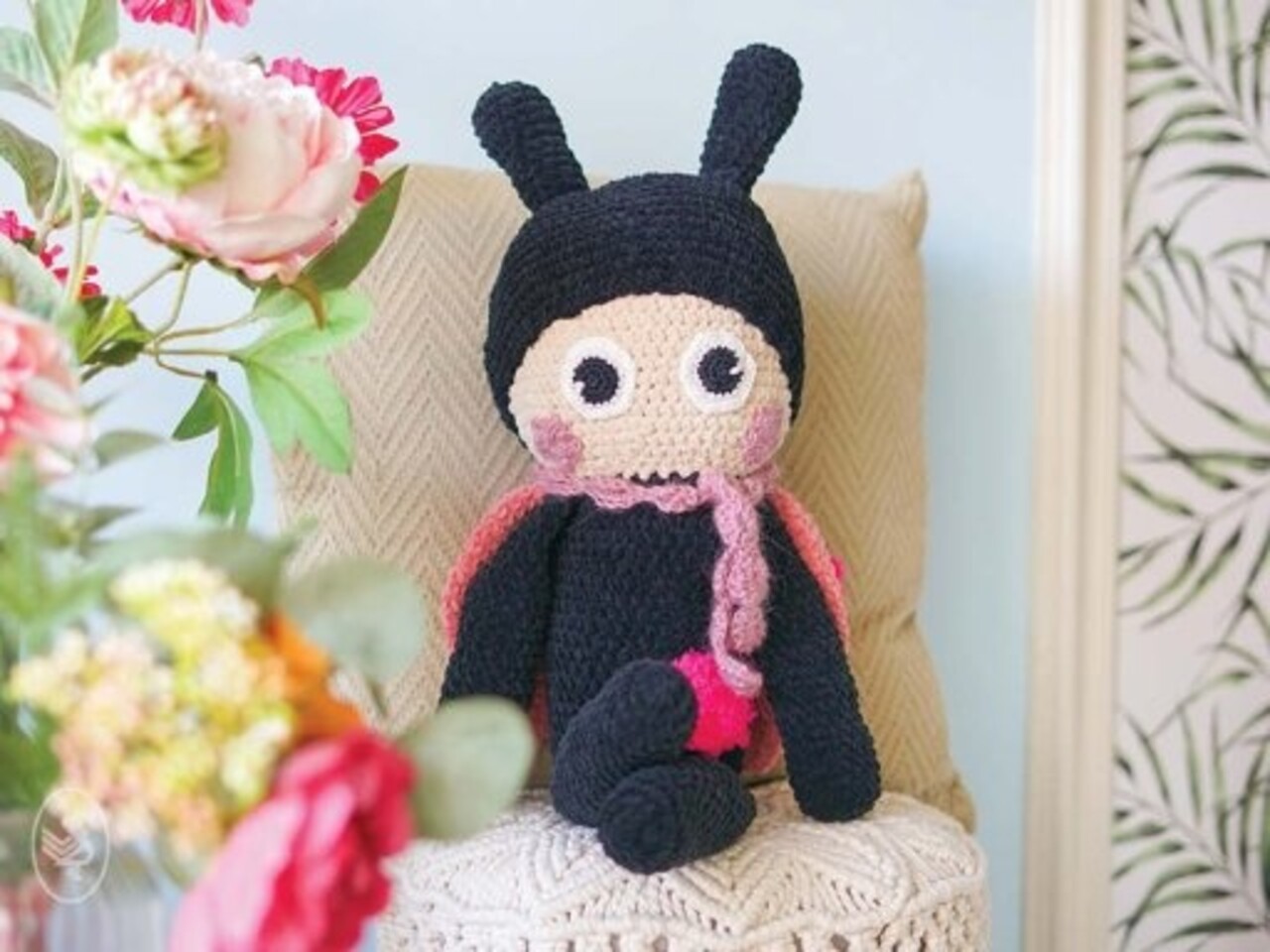 Durable Haakpakket Gratis Haakpatroon Laila het Lieveheersbeestje - Dit schattige lieveheersbeestje is gehaakt met het zachte Durable Velvet Durable Haakpakket Gratis Haakpatroon Laila het Lieveheersbeestje - Dit schattige lieveheersbeestje is gehaakt met het zachte Durable Velvet