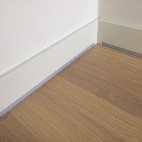 Verlichten van plinten of plintverlichting met LED strips