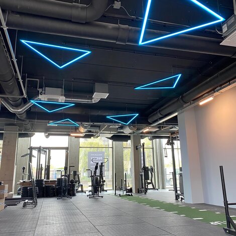 LED profielen in driehoeken zwevend in de ruimte voor de sportschool