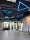 LED profielen in driehoeken zwevend in de ruimte voor de sportschool