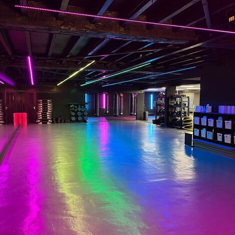 Sportschool led strips aan het plafond plus lichtplan the Gymmy Zaandam