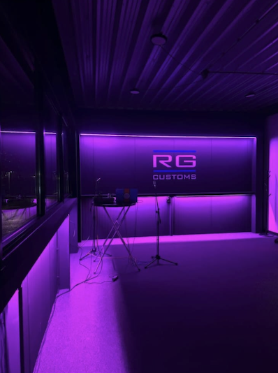 RG Customs LED strips in autogarage