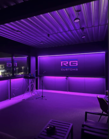 Installatie van LED strips in autogarage
