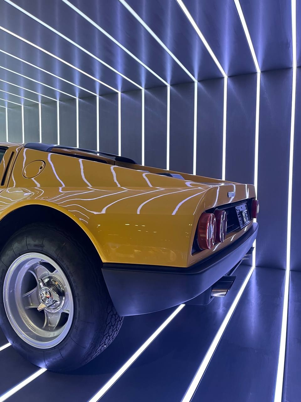 LED lichtlijnen in autoshowroom