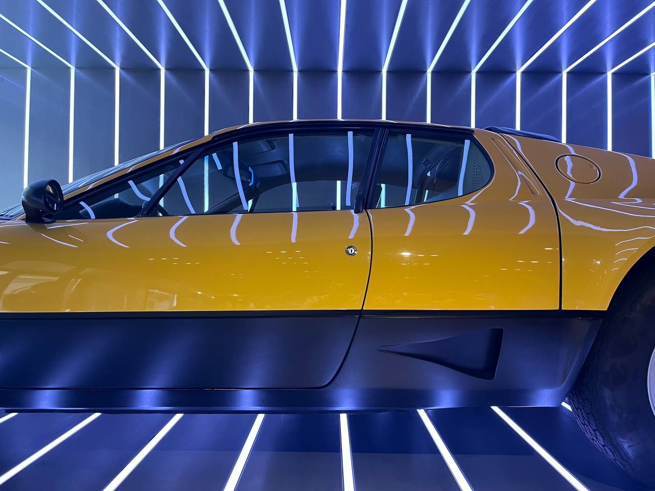 LED strips en profielen in autoshowroom