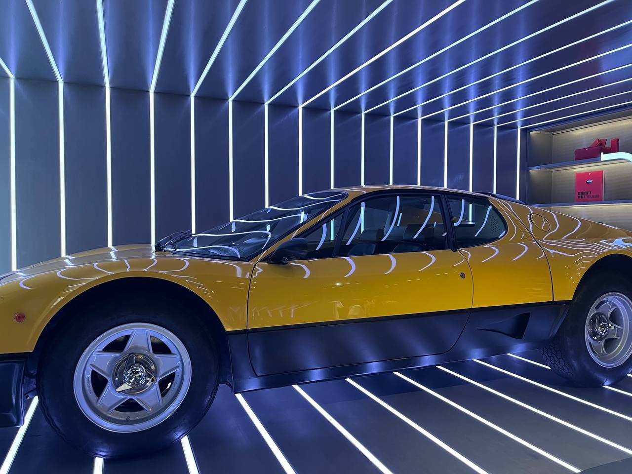 Verlichte autoshowroom