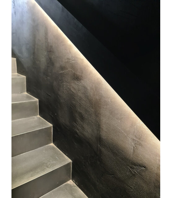 Zwarte Mini Neon Flex LED strip 24 volt 3000 kelvin warm wit 12W 980LM 4 x 8 mm IP65 – 3 meter