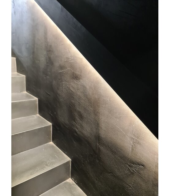 Zwarte Mini Neon Flex LED strip 24 volt 2700 kelvin extra warm wit 12W 980LM 4 x 8 mm IP65 – 3 meter