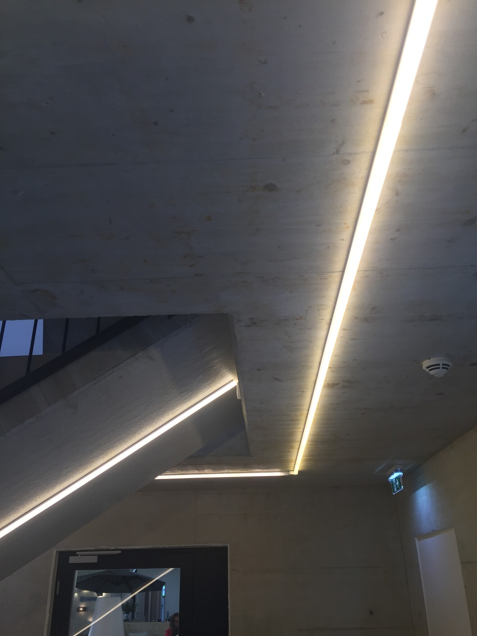 LED profiel aan plafond trappenhuis