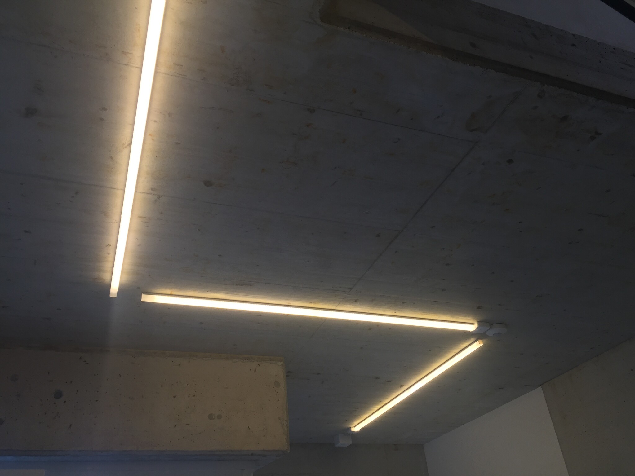 Nabijbeeld LED profiel in trappenhuis