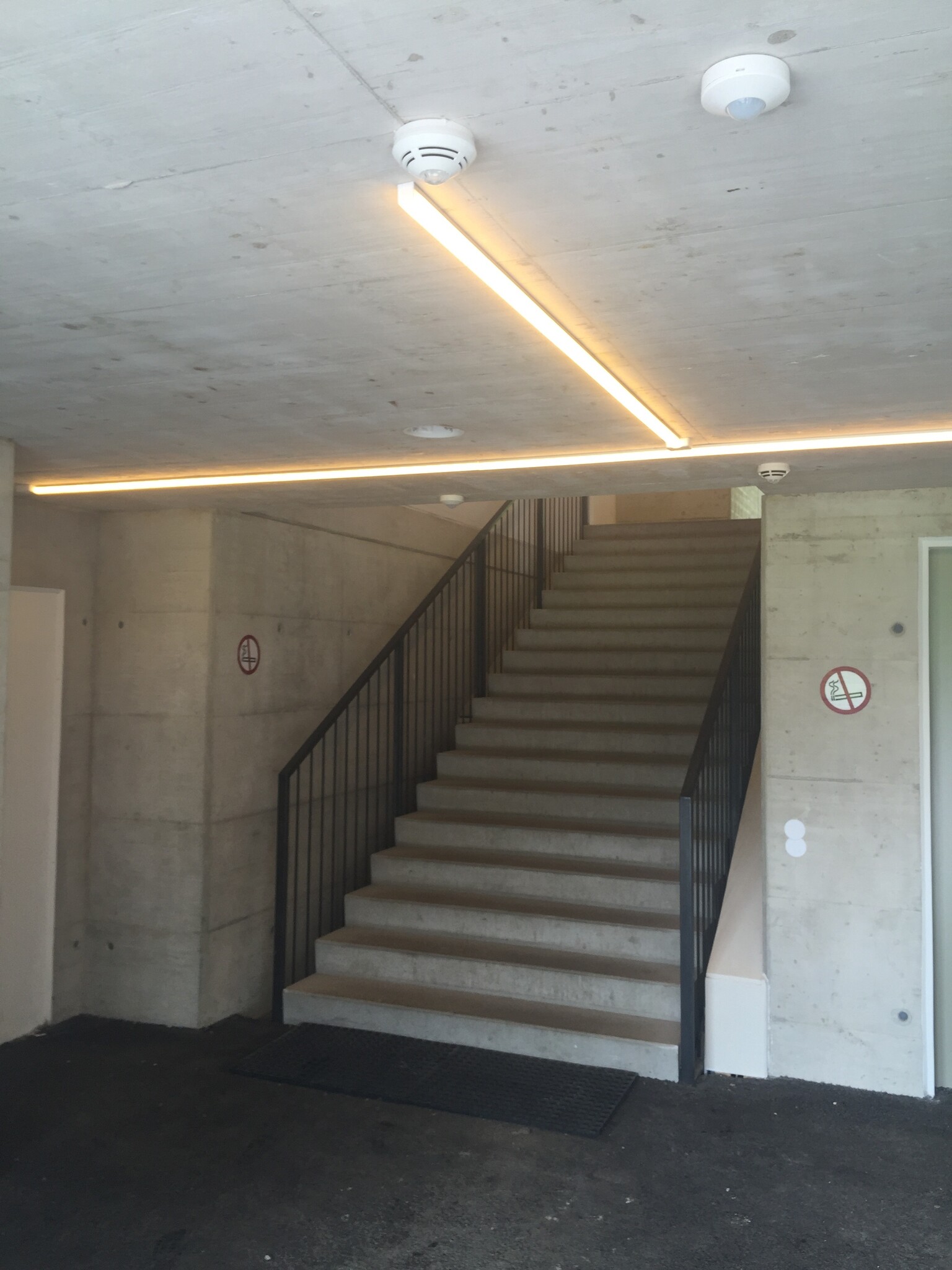 Helder LED licht in trappenhuis bedrijfsgebouw