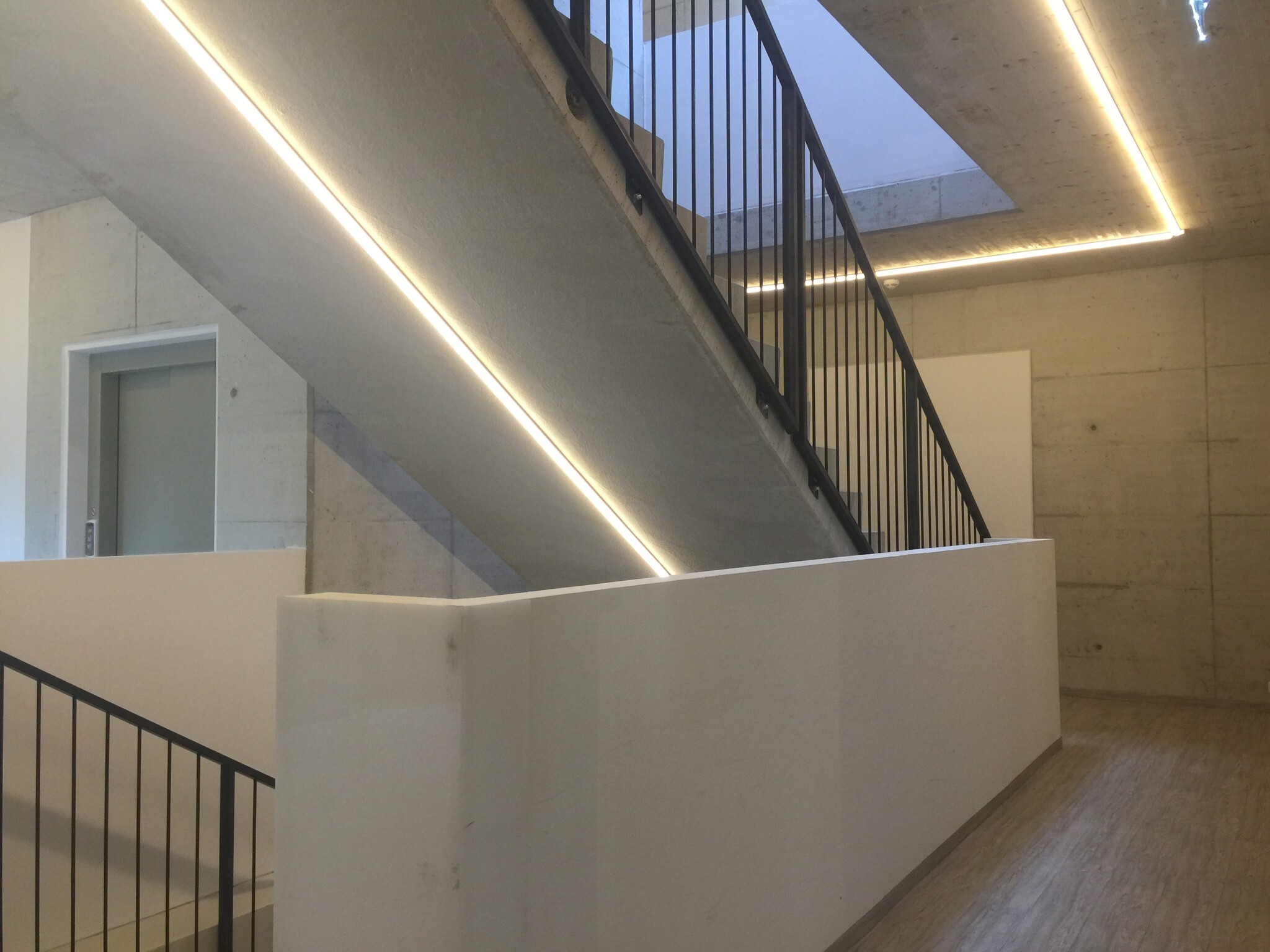 XL LED profiel gemonteerd in trappenhuis