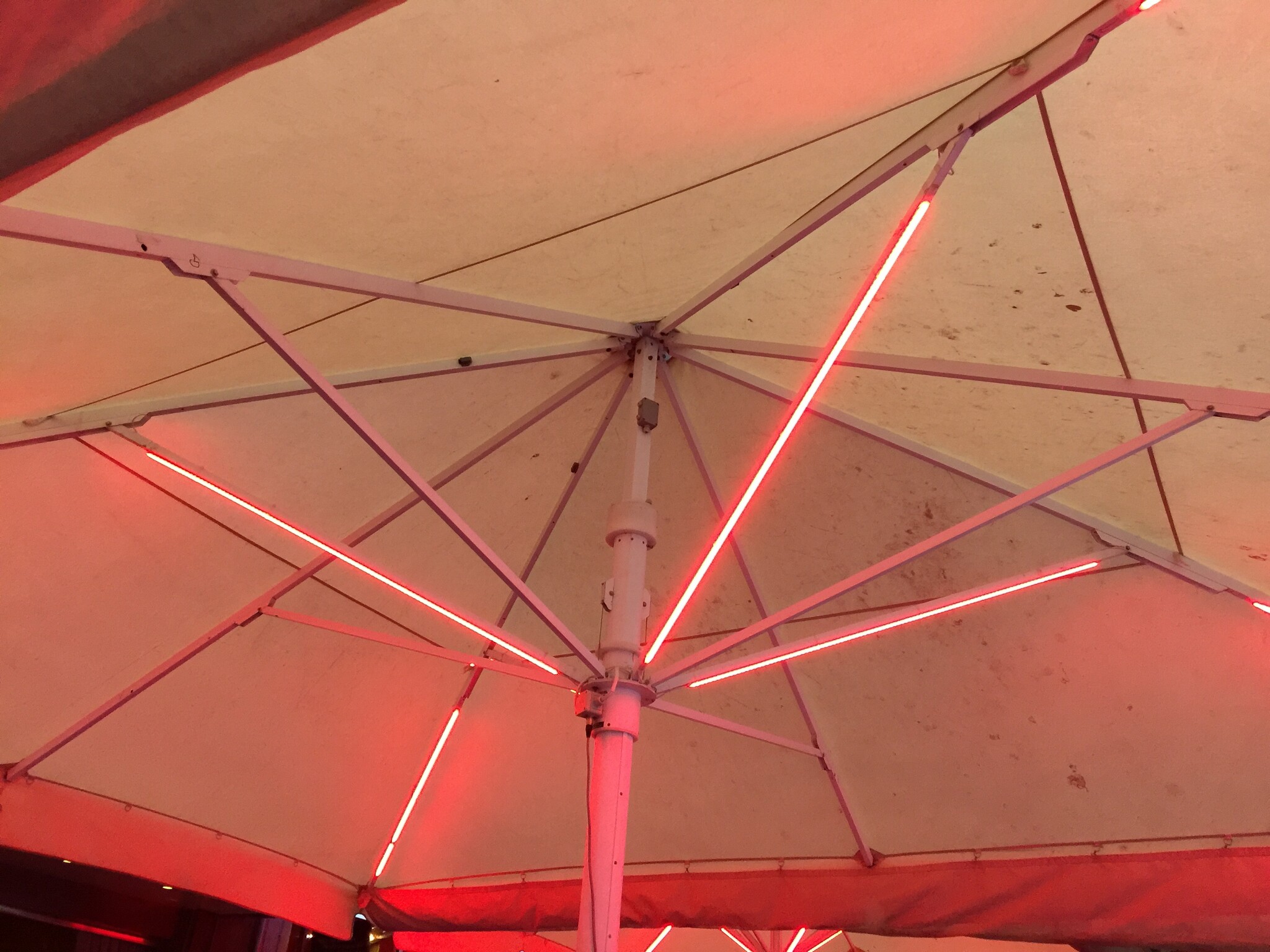 Parasol voor een terras bij horeca gelegenheid voorzien van LED strips