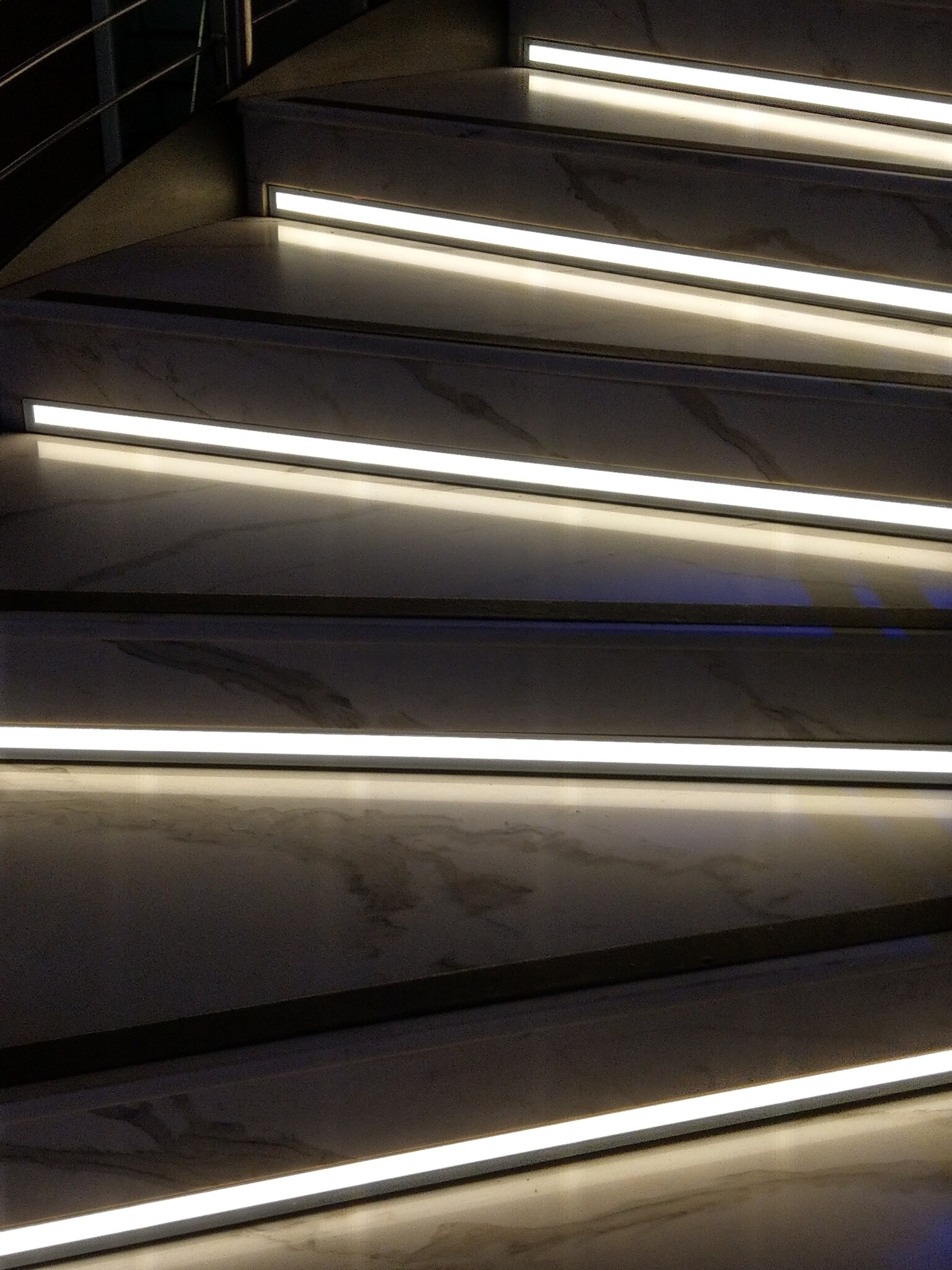 Draaitrap voorzien van LED strips compleet geleverd