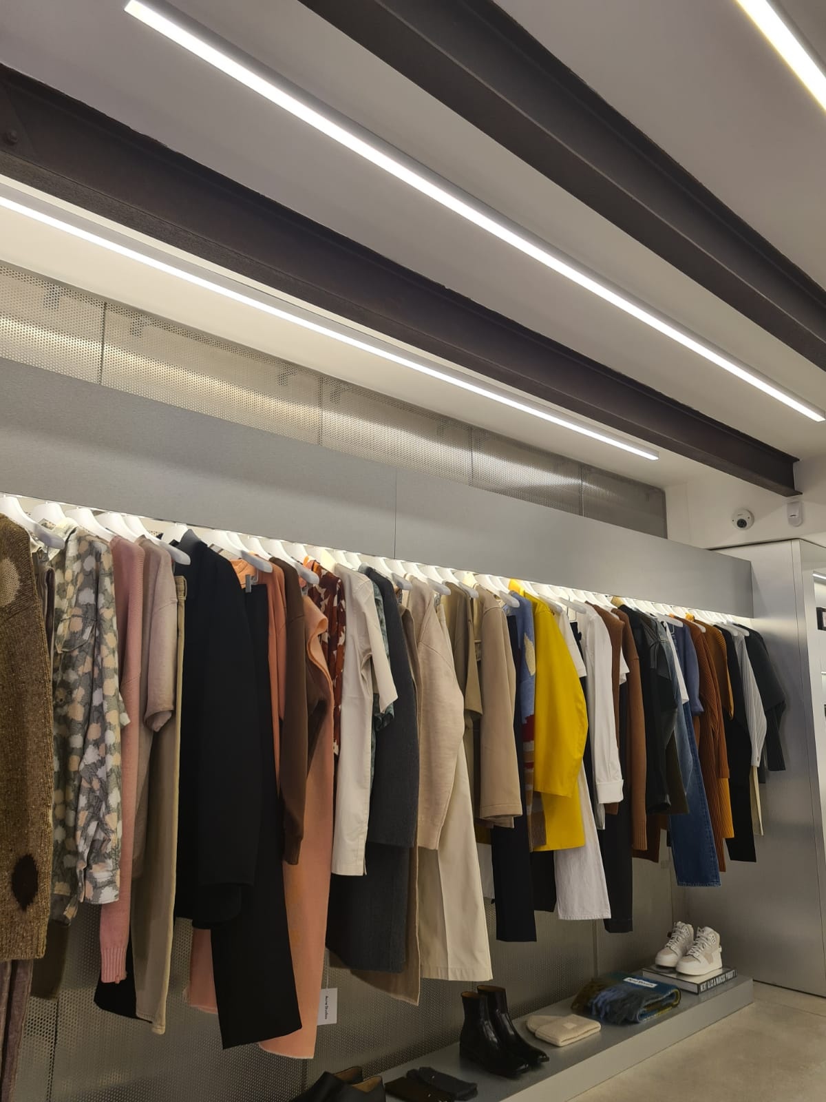 Mooie LED verlichting kledingpresentatie