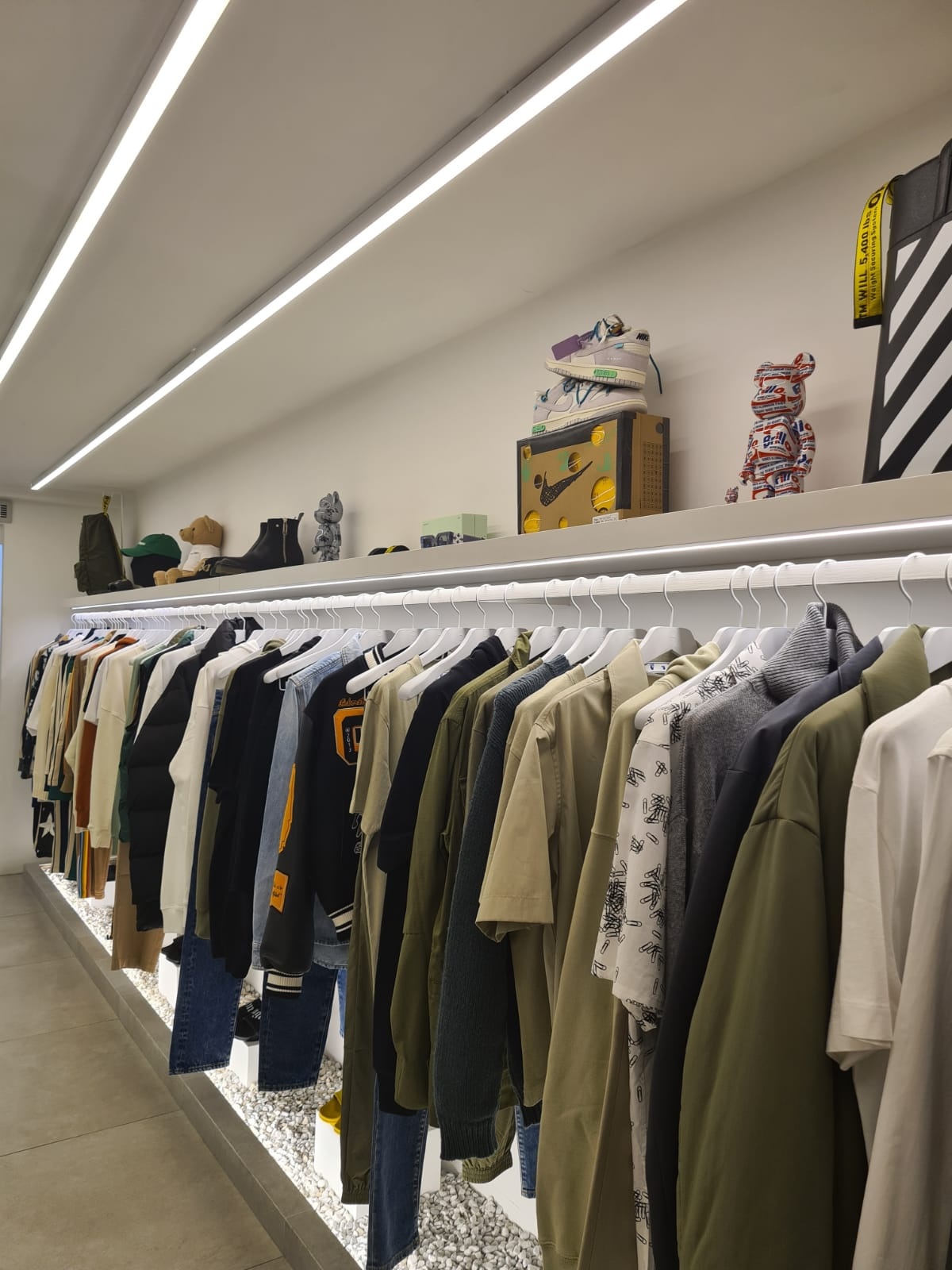 Installatie LED verlichting kledingwinkel