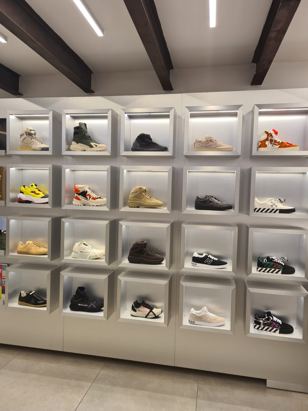 Plafond LED profielen kledingwinkel