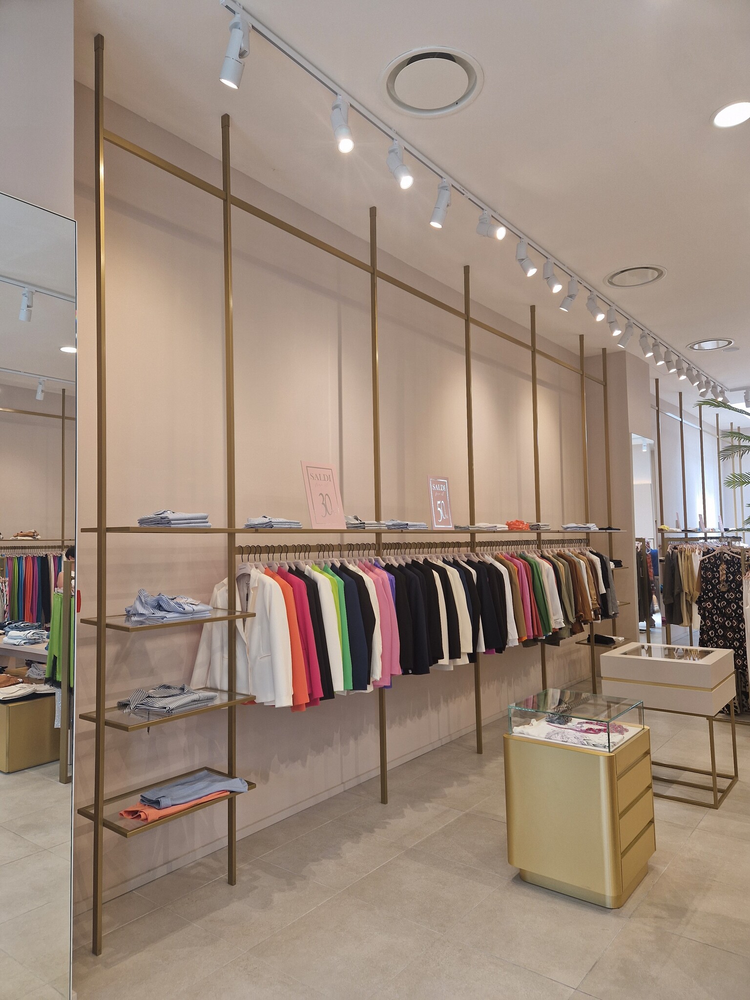 Kledingwinkel met trackrail LED spots