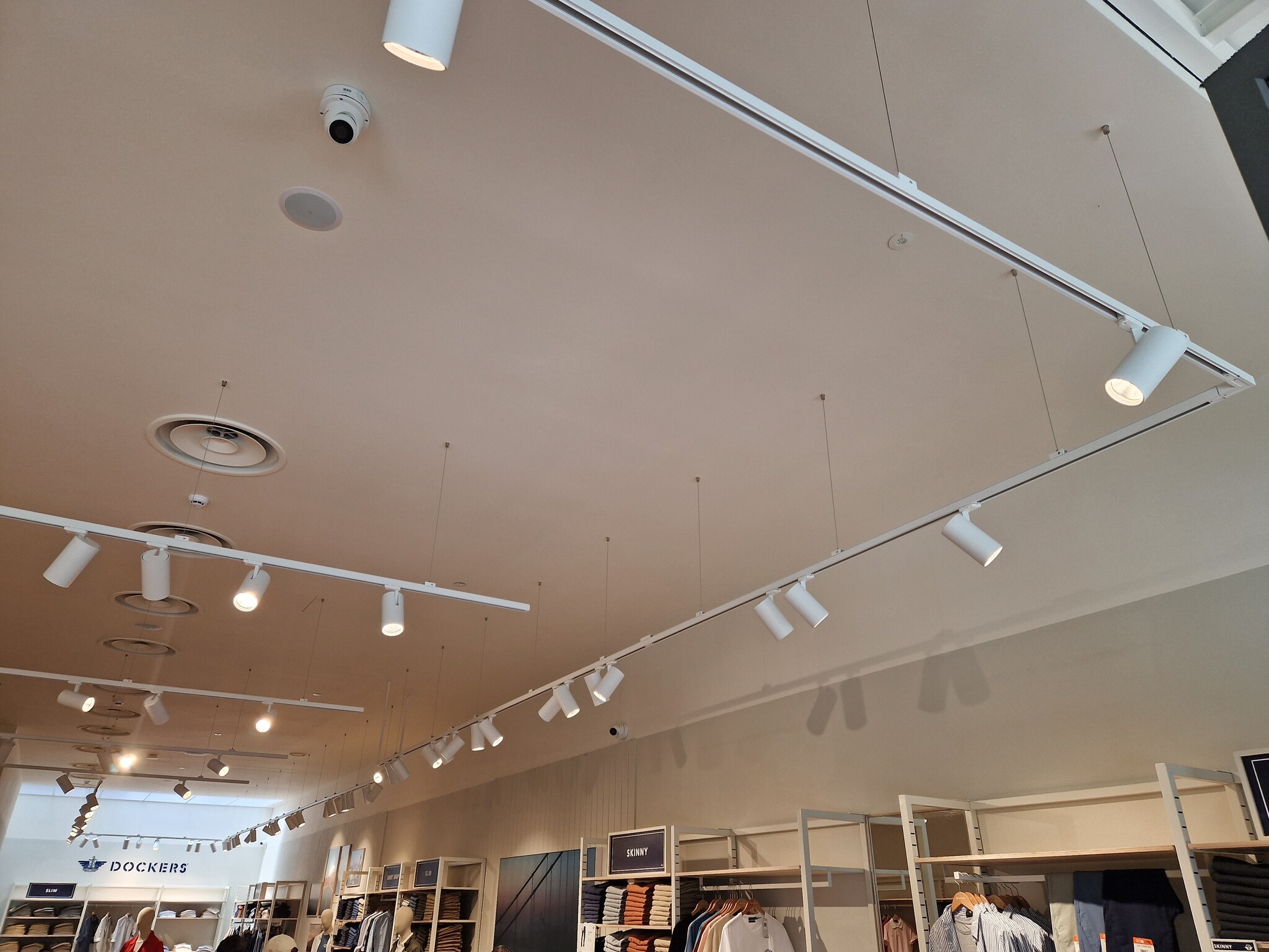 Kledingwinkel compleet voorzien van trackrail met LED spots