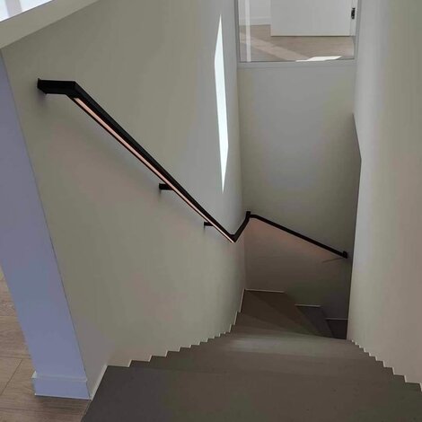 Trapleuning voorzien van vrij knipbare COB LED strips inclusief naadloos LED profiel