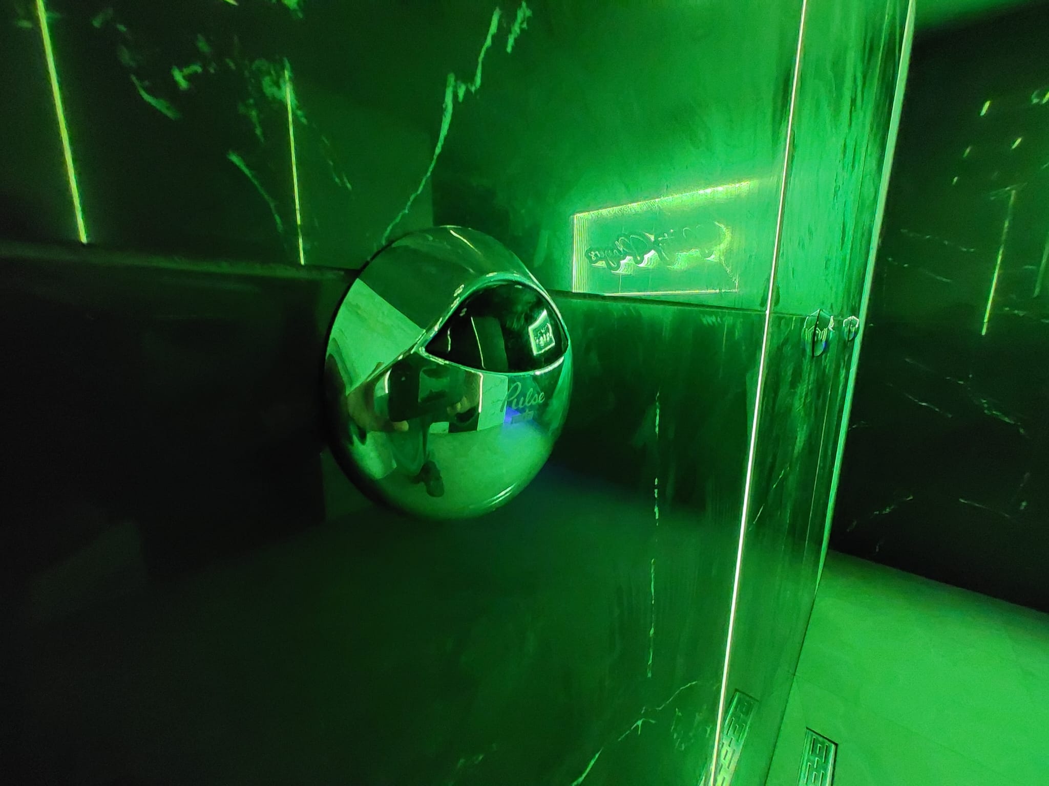 Douche met verticale LED profielen