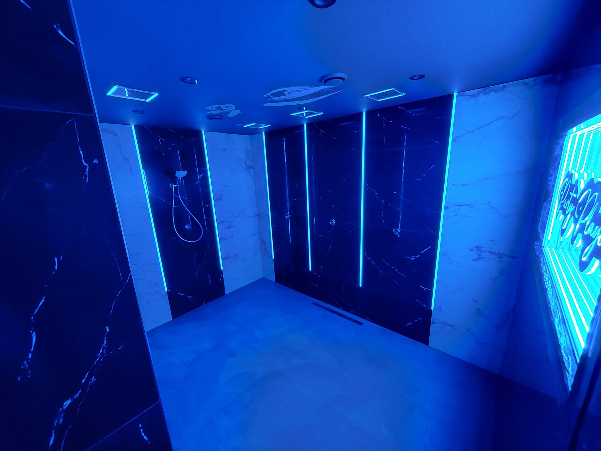 Douche voorzien van LED strips aan wanden