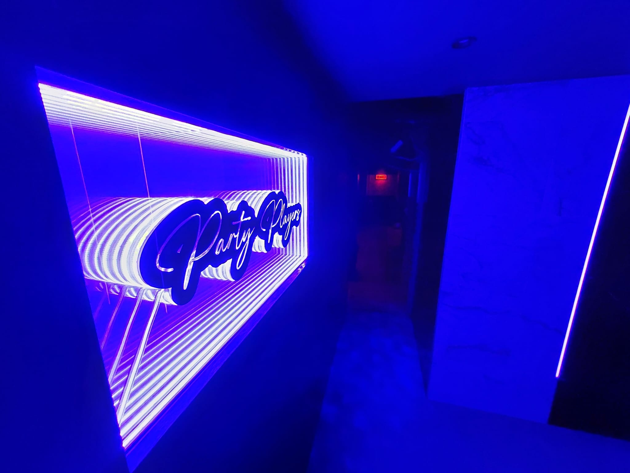 Verticale LED strips ingebouwd in natte ruimte