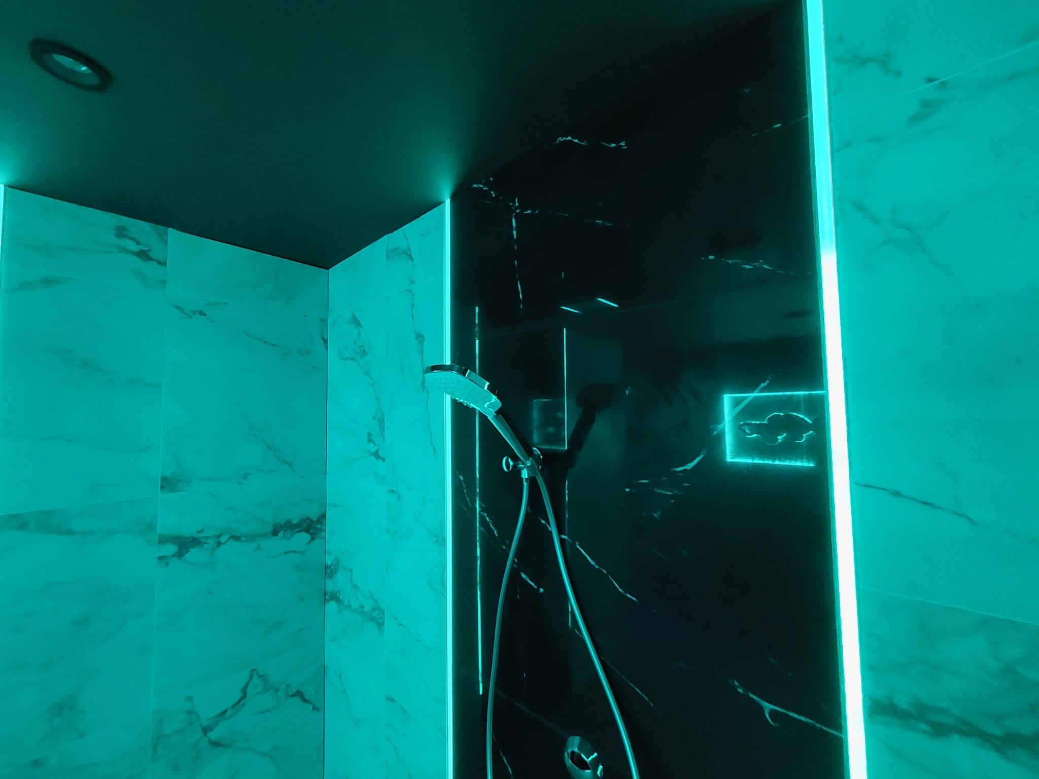 Verticale LED strips in natte douche