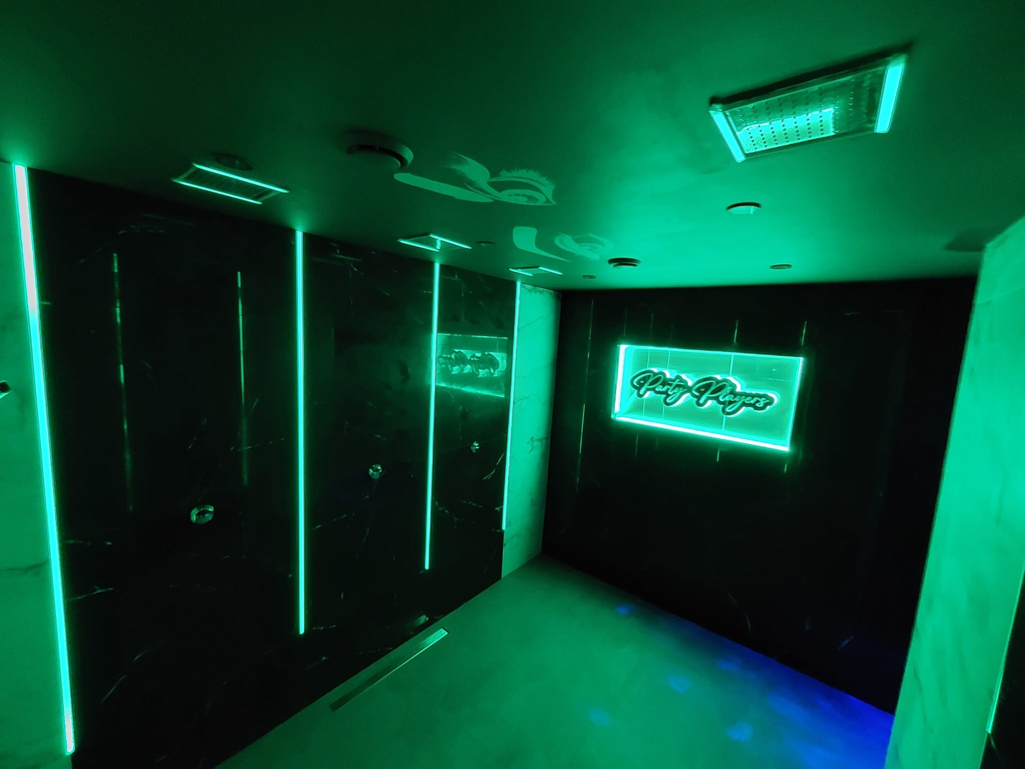 Verticale licht strips in muren