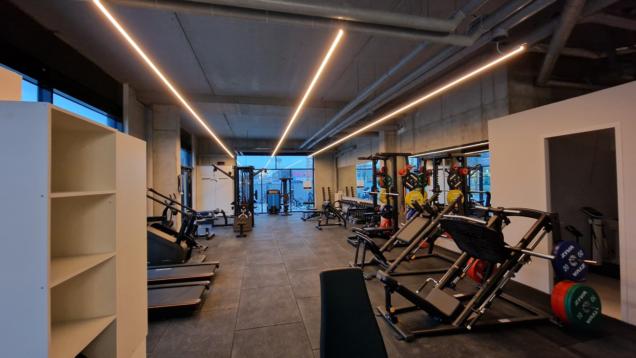 LED strips in wanden voor sportschool verlichting