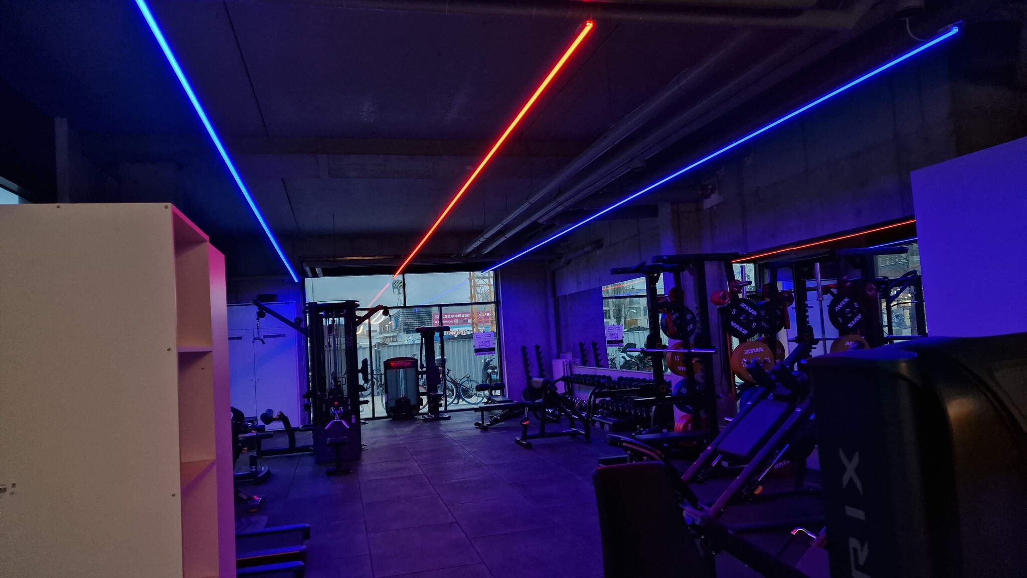 LED lichtlijnen plafond sportschool