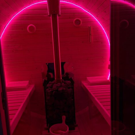 Barrelsauna voorzien van waterdichte LED strips voor binnen en buiten